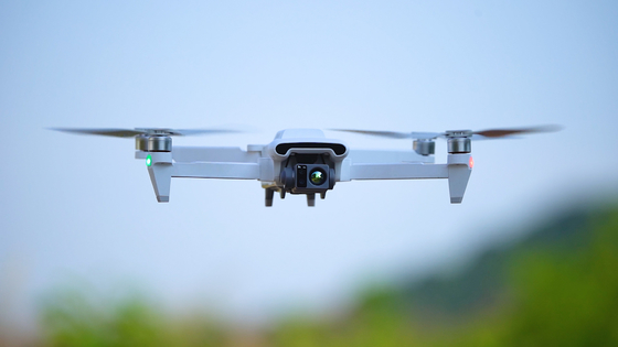 Drone 47 Menit Waktu Terbang Maks. 18 M/s Kecepatan Maks. 832g Berat Lepas Landas 372mm Jarak Sumbu Roda Iluminasi Merah/Hijau